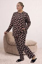 Büyük Beden Uzunkol Desenli Süet Pantolonlu Pijama Takımı - Siyah Pembe Kalpli - 67810 - Görsel 4