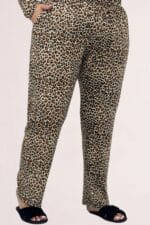 Büyük Beden Uzunkol Desenli Süet Pantolonlu Pijama Takımı - Leopar - 67810 - Görsel 4