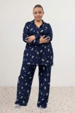67811 Büyük Beden Boydan Düğmeli Desenli Süet Pijama Takımı - Laci Penguen Desenli