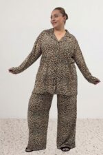 Büyük Beden Boydan Düğmeli Desenli Süet Pijama Takımı - Leopar - 67811 - Görsel 2