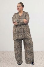 Büyük Beden Boydan Düğmeli Desenli Süet Pijama Takımı - Leopar - 67811 - Görsel 4