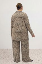 Büyük Beden Boydan Düğmeli Desenli Süet Pijama Takımı - Leopar - 67811 - Görsel 6