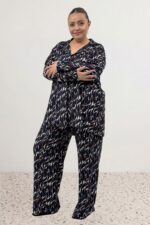 Büyük Beden Boydan Düğmeli Desenli Süet Pijama Takımı - Laci-Vizon Desenli - 67811 - Görsel 4